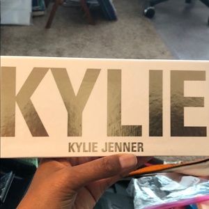 The KYLIE Cosmetics Bronze palette.